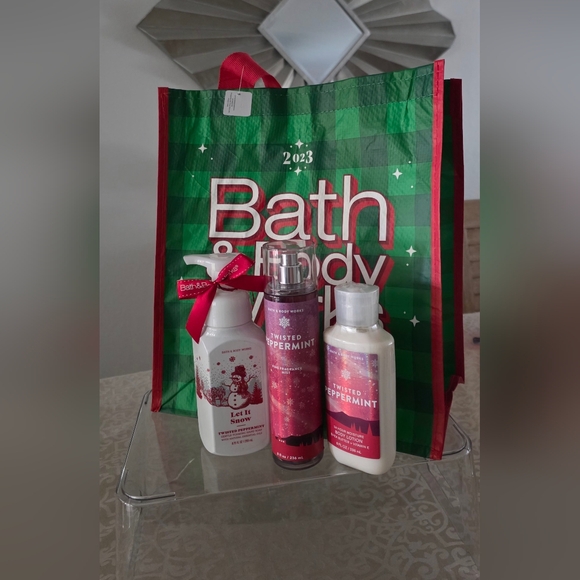 Twisted PEPPERMINT Bath & Body Works Bundle w/Reusable Holiday Tote (2023 NEW) - Picture 1 of 14